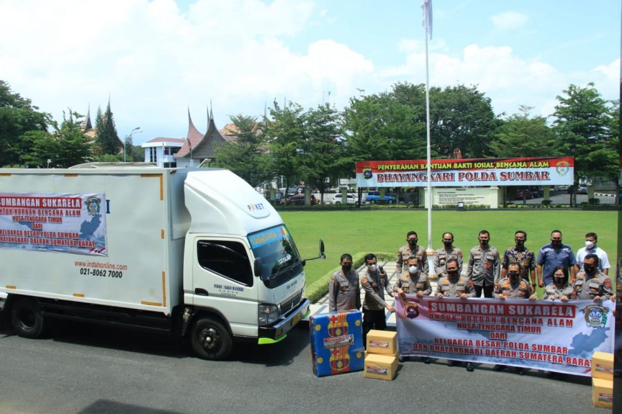 Polda Sumbar Salurkan Bantuan Kemanusiaan untuk Korban Bencana Alam di NTT