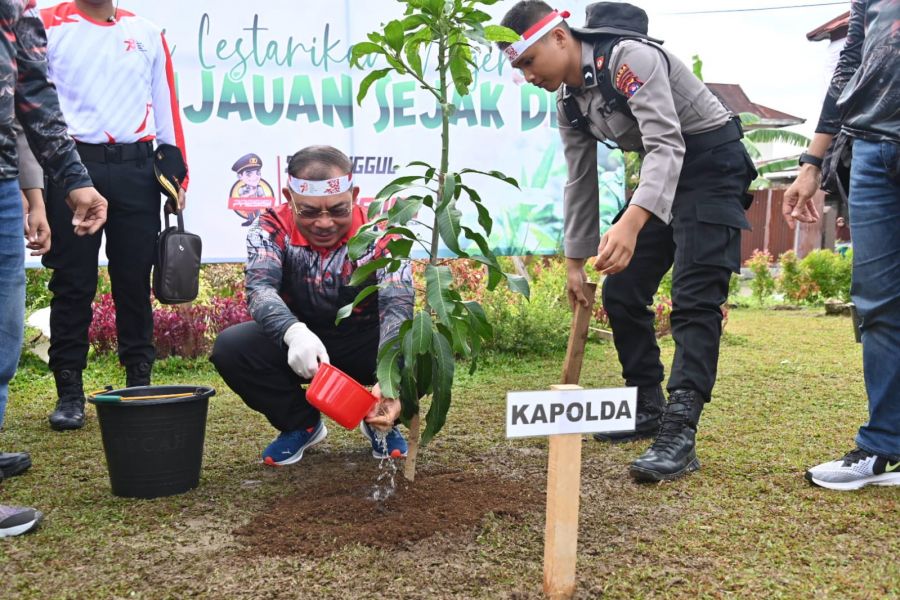 Polda Sumbar Tanam 100 Pohon, Lestarikan Negeri Penghijauan Sejak Dini
