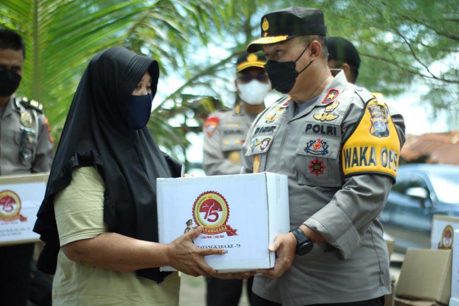 Polisi Peduli, Polda Sumbar Salurkan Bantuan Sembako kepada Masyarakat Terdampak PPKM Darurat