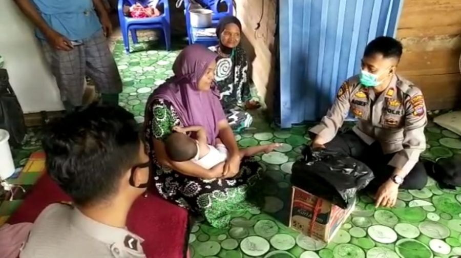 Polisi Peduli, Polsek Kamang Baru Berikan Bantuan kepada Warga Kurang Mampu