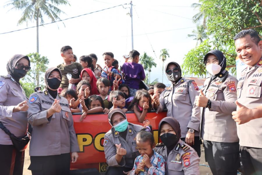 Polisi Peduli, Polwan Polda Sumbar Salurkan Bantuan untuk Korban Gempa di Malampah Pasaman