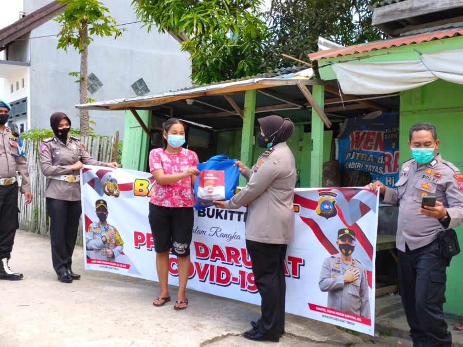 Polisi Peduli, Ribuan Paket Bansos Polri Disalurkan di Sumbar
