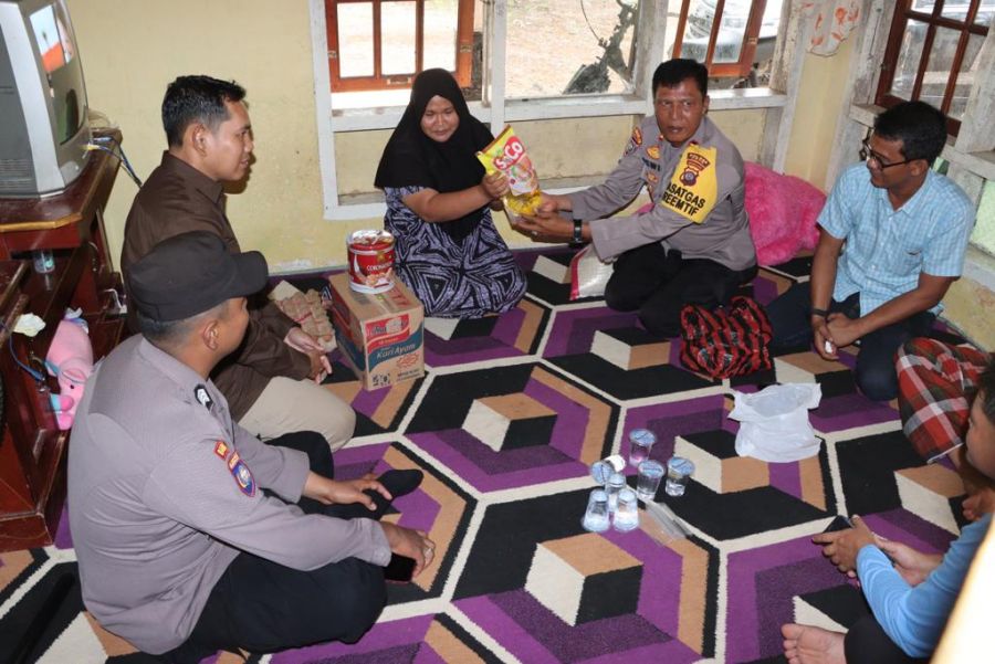 Polres Agam Bersama KPU Besuk Anggota KPPS yang Sakit, Kondisinya Sudah Membaik