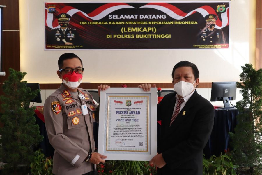 Polres Bukittinggi Terima Penghargaan Presisi Award dari LEMKAPI
