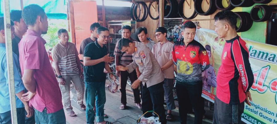 Polres Dharmasraya Salurkan Daging Qurban ke Eks Napiter di Pulau Punjung