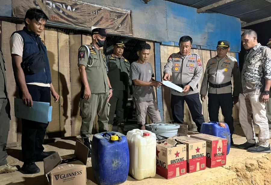 Polres Dharmasraya Sita 90 Botol Miras dan Galon Tuak Saat Razia Pekat Ramadan