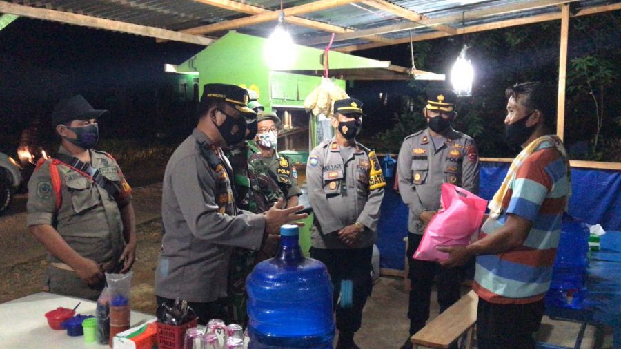 Polres Jajaran Polda Sumbar Lakukan Patroli Skala Besar dan Bagikan Bansos, Sesuai Instruksi Kapolri