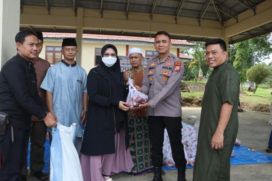Polres Kepahiang Sembelih 4 Ekor Sapi, Kapolres Kepahiang Turun Langsung Bagikan Daging Kurban