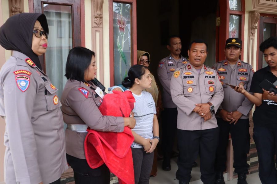 Polres Pariaman bantu Perempuan asal Sulawesi Utara yang Terlantar di Sungai Geringging 