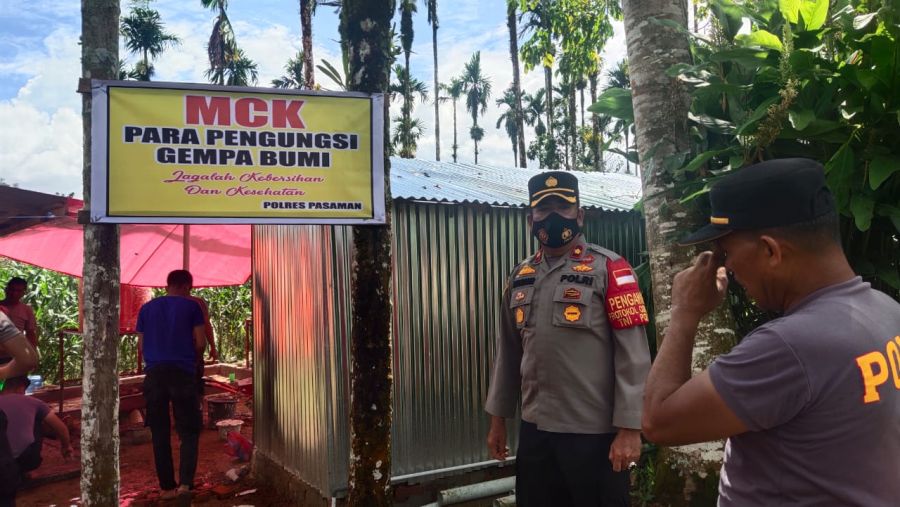 Polres Pasaman Bangun MCK untuk Pengungsi Korban Gempa
