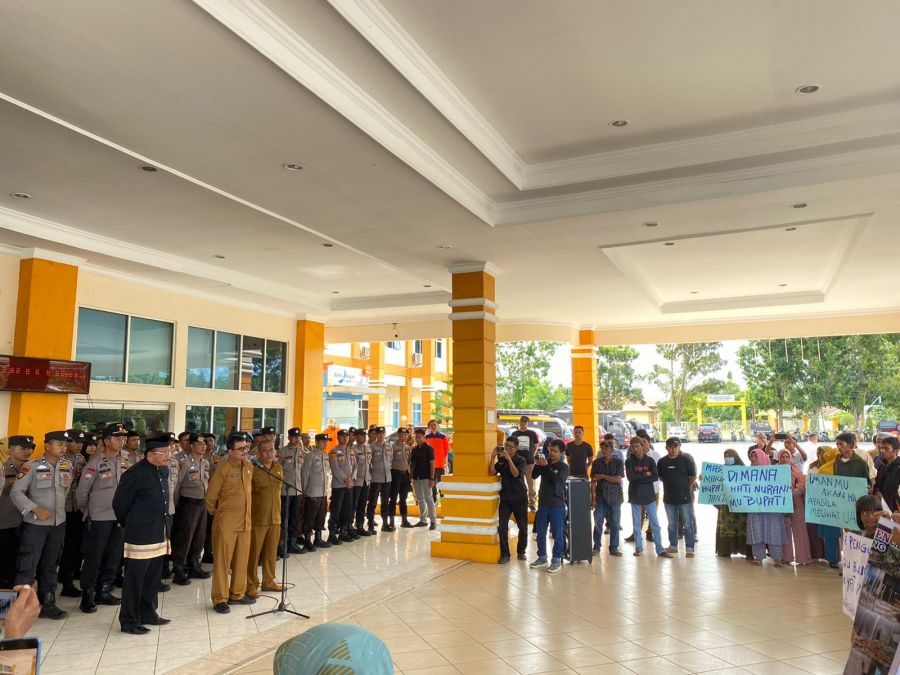 Polres Pasaman Barat Amankan Aksi Damai Masyarakat Korban Gempa Bumi di Kantor Bupati Pasaman Barat