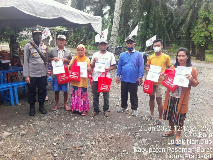 Polres Pasbar Laksanakan Pembatasan Dijalan Sekaligus Bagikan Sembako Bagi Peserta Vaksinasi