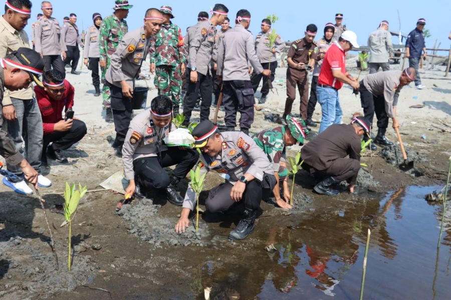 Polres Pasbar Tanam Pohon Sejak Dini Lestarikan Alam 
