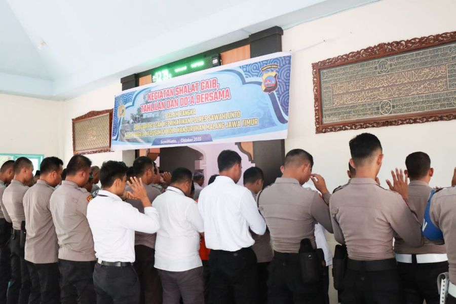 Polres Sawahlunto Laksanakan Sholat Gaib untuk Korban Kericuhan di Kanjuruhan