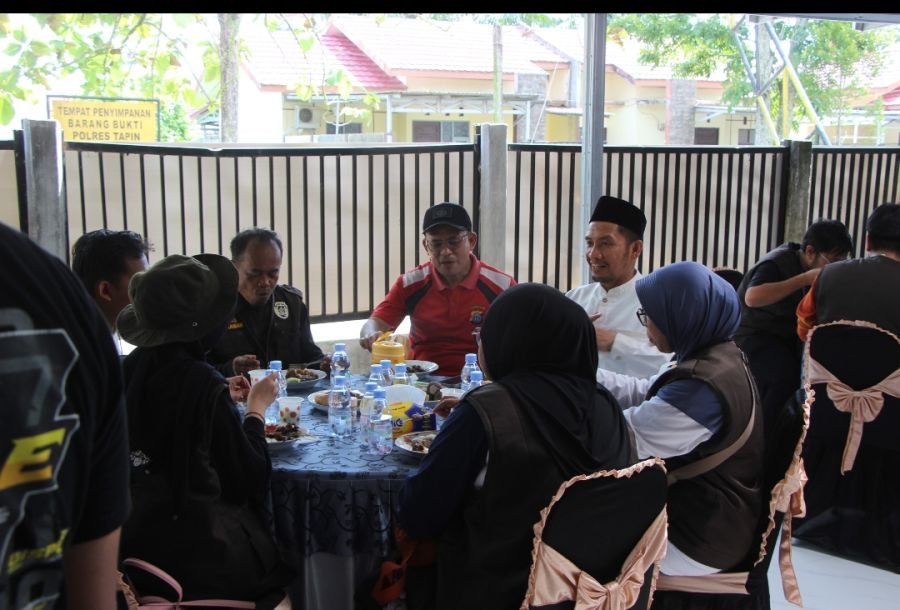 Polres Tapin Rayakan Idul Adha dengan Sembelih 11 Sapi dan 2 Kambing, Kapolres Makan Bersama Warga