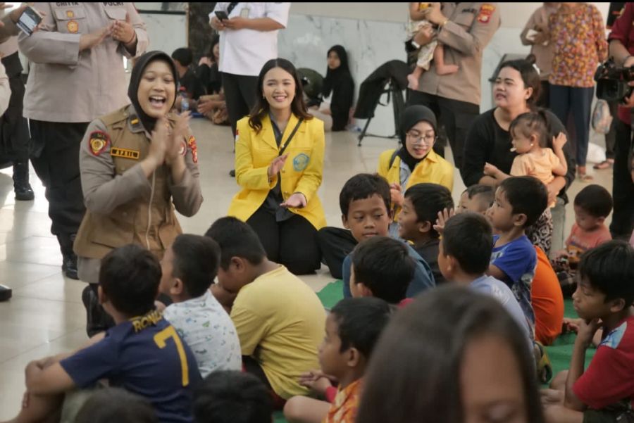 Polri Bersama Mahasiswa Beri Trauma Healing ke Korban Banjir Ciliwung