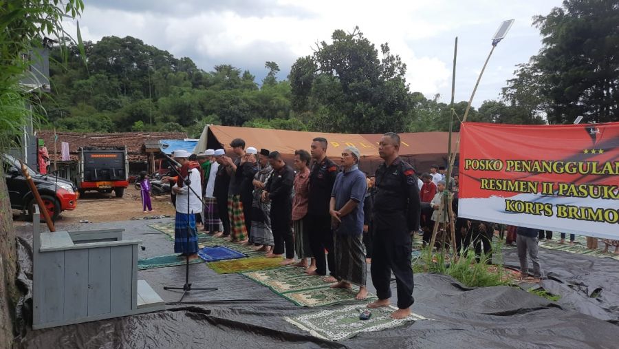 Polri Gelar Shalat Jumat dan Salat Gaib Berjamaah di Lokasi Gempa Cianjur