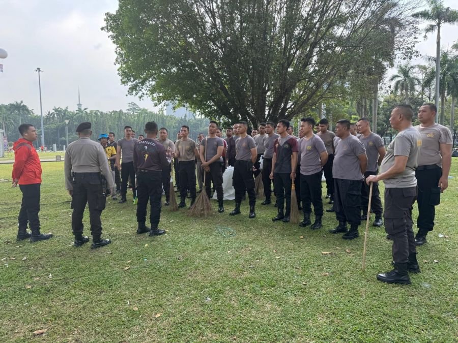 Polri Lakukan Bersih-bersih Usai Pesta Rakyat di Monas