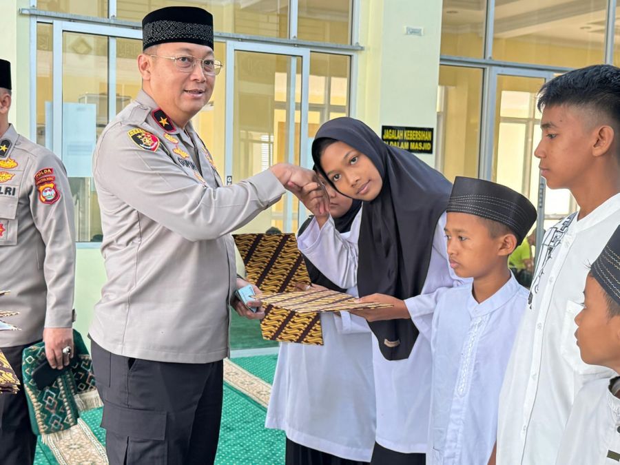 Polri Peduli, Waka Polda Sumbar Serahkan Santunan kepada Anak Yatim