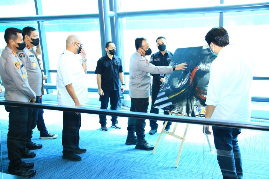 Polri Percantik Bandara Soetta dengan Lukisan Karya Para Difabel