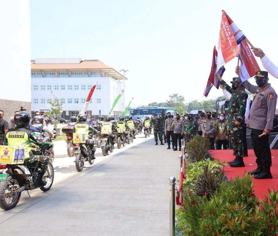 Polri Sebar 458 Ton Beras dan 15.000 Paket Sembako untuk Masyarakat Banten Terdampak PPKM Darurat