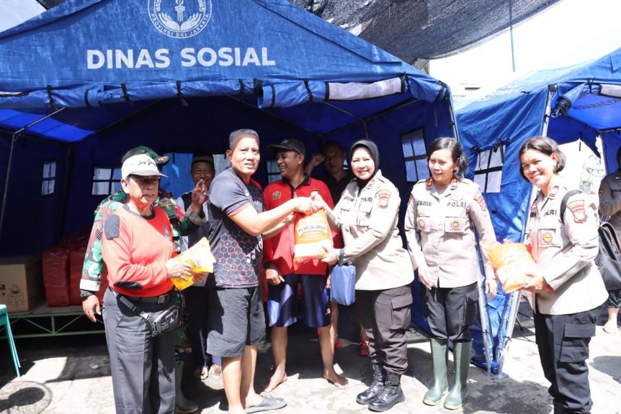Polwan Bantu Warga Terdampak Banjir di Kebon Jeruk, Bagikan Sembako dan Layanan Kesehatan