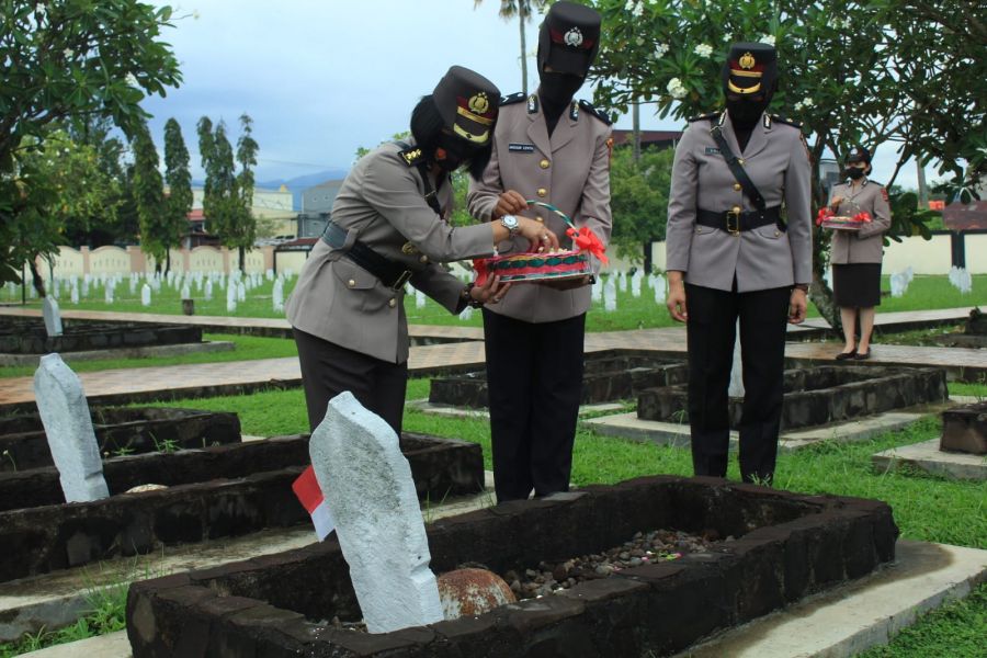 Polwan Polda Sumbar Gelar Ziarah di TMP Kusuma Bangsa Lolong, Jelang Hari Jadi Polwan ke 74