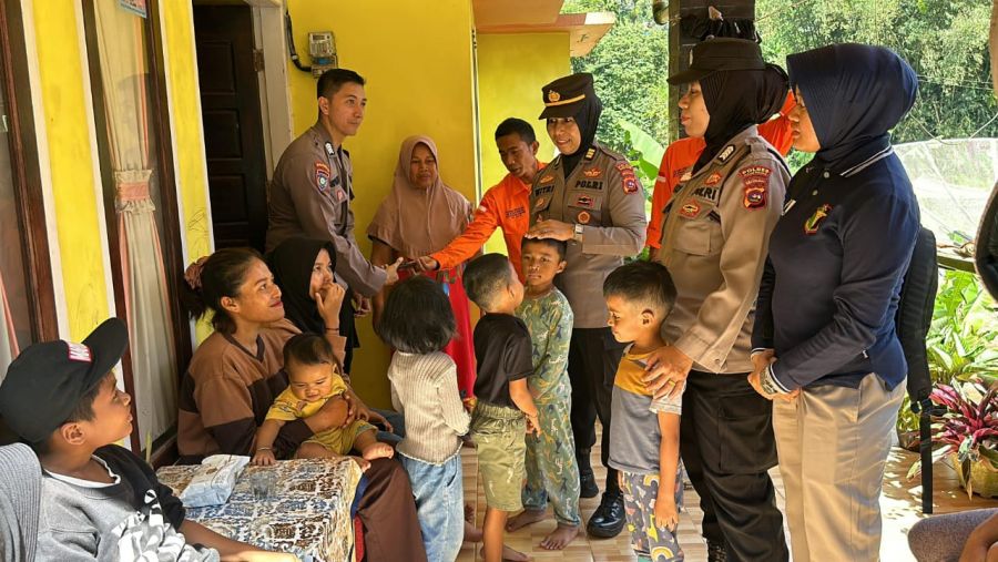Polwan Polres Padang Panjang Beri Trauma Healing kepada Warga Korban Bencana Alam
