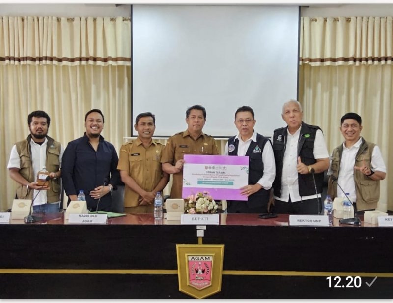 PPKLH UNP dan Renol Energy Serahkan 1 Ton Solar Hasil Olahan Plastik untuk Bencana di Agam