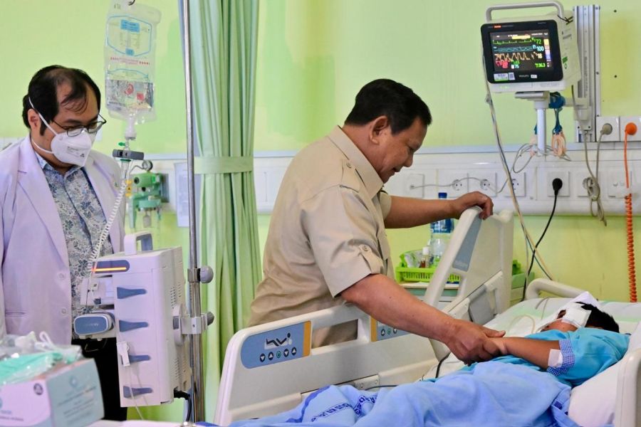 Presiden Prabowo Jenguk Siswa dan Guru SDN 01 Kalibaru, Beri Semangat dan Penanganan Medis Terbaik