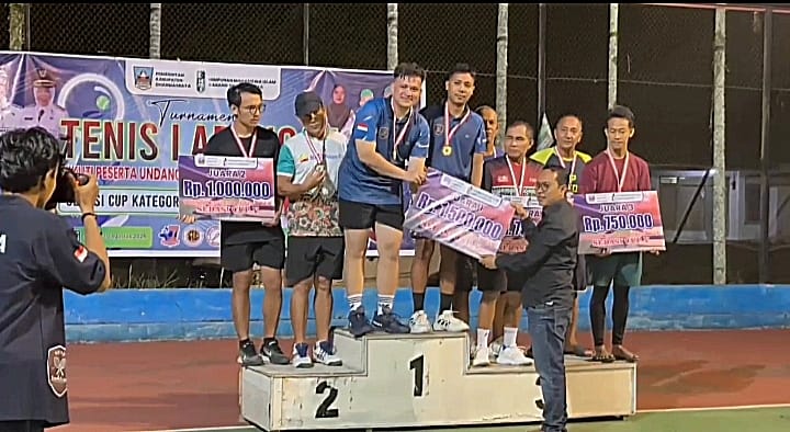 Presidium MD KAHMI Dharmasraya Serahkan Hadiah Pemenang Turnamen Tenis Lapangan Sumbar Riau Jambi