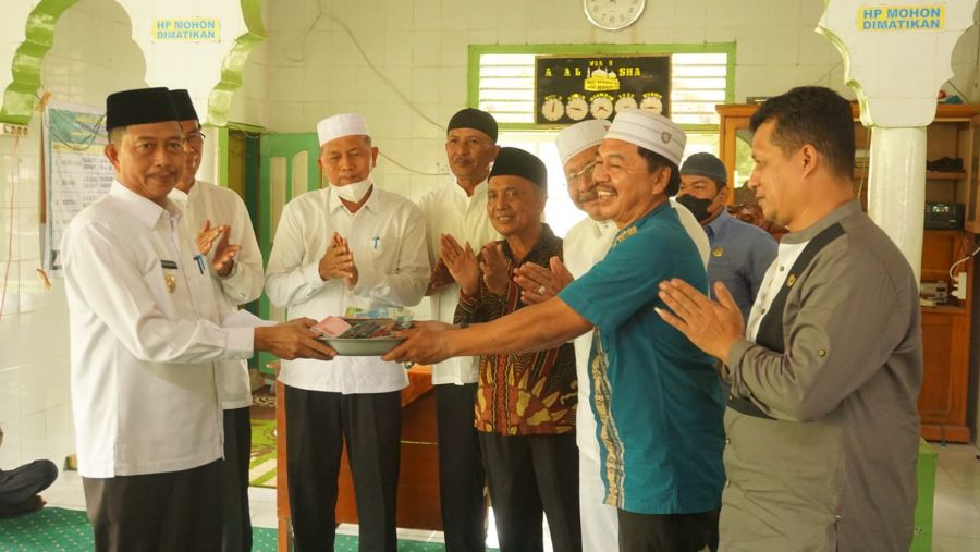 Program Jumat Berkah, Bupati dan Wabup Pasbar Salurkan Infak Pembangunan Mesjid Istiqomah Talamau