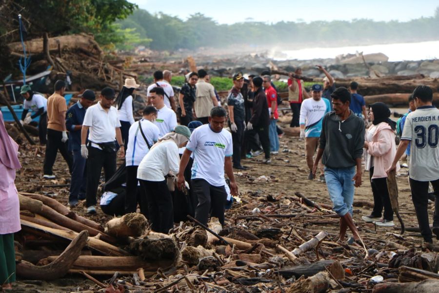 Pulihkan Aktivitas Nelayan, Pemprov Sumbar Gelar Aksi Bersih Pantai