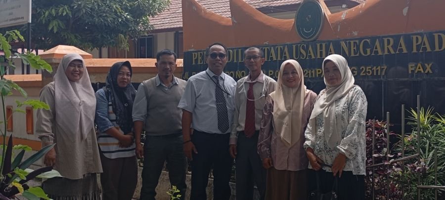 Puluhan Guru Honorer Kecewa Tergugat Tidak Hadir