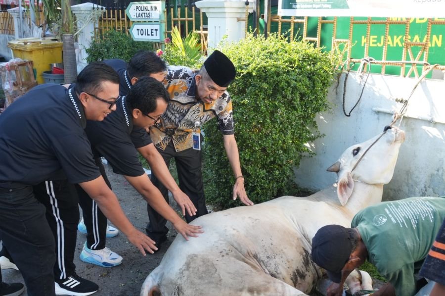 Puluhan Orang Berkerumun, Kejaksaan Negeri Padang Berdarah 
