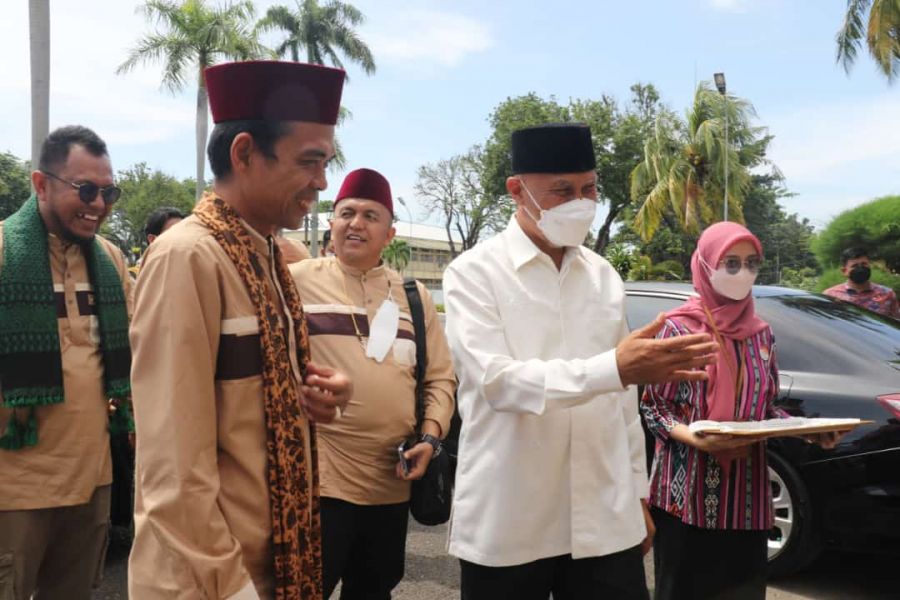 Puluhan Ribu Jamaah Padati Tausiyah UAS di Masjid Raya Sumbar
