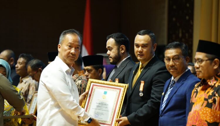 Puncak Harkopnas Ke-76, Bupati Sijunjung Dianugerahi Tokoh Penggerak Koperasi Madya  