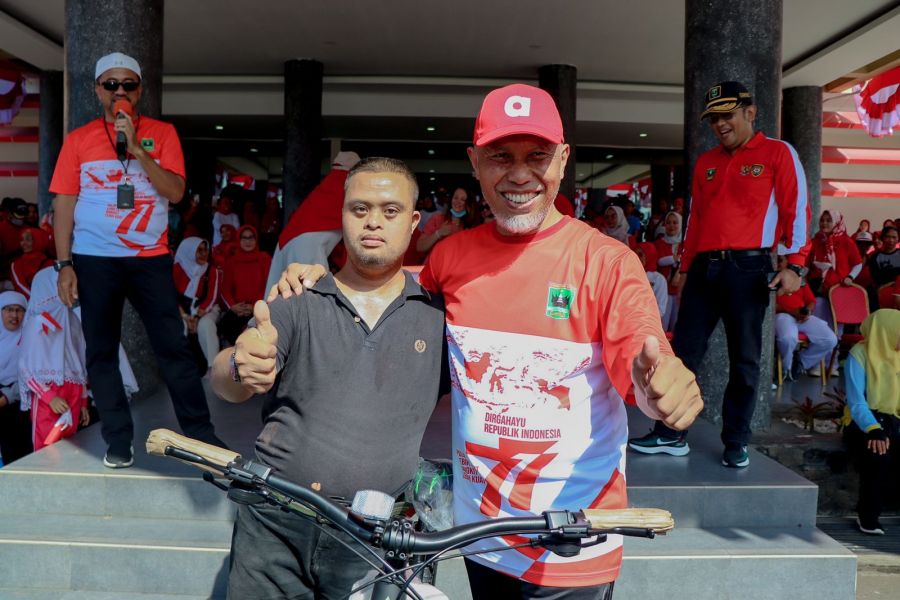 Rajin Sholat Berjamaah, Uncu Dapat Hadiah Sepeda dari Gubernur Sumbar