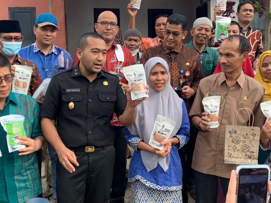 Rajin Tag di Instagram, Wagub Audy Borong Bawang Goreng Rumahan di Solok Selatan