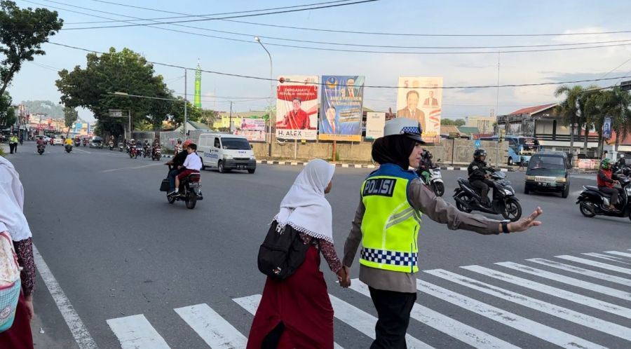 Rangkaian HUT Polwan RI ke 75, Polwan Polda Sumbar Turun ke Jalan Lakukan Pengaturan Lalulintas