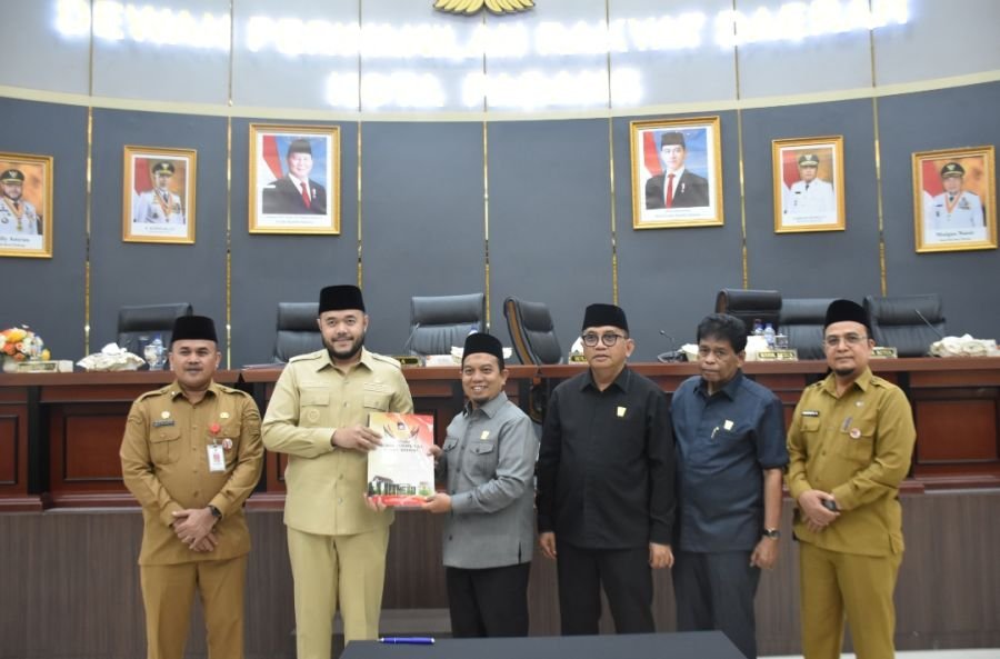 DPRD Padang Rapat Paripurna Penyampaian Pendapat Akhir Fraksi Terhadap Ranperda Pajak & Retribusi