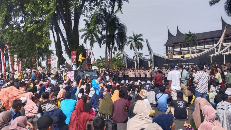 Ratusan Masyarakat Air Bangis Demo di Kantor Gubernur Sumbar