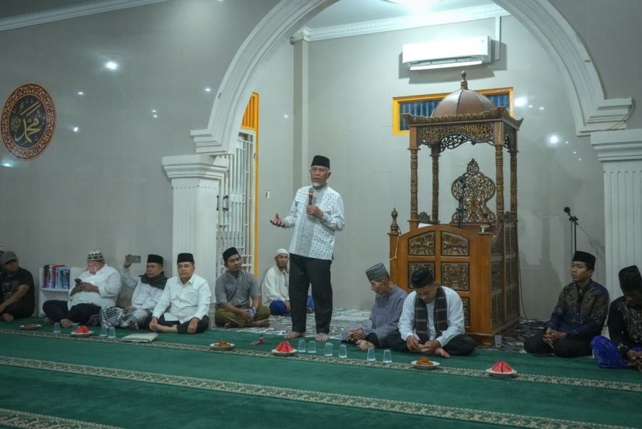 Ratusan Warga Sambut Kehadiran Mahyeldi Iktikaf di Masjid Al Wustha Pulai Tangah Kabupaten Agam