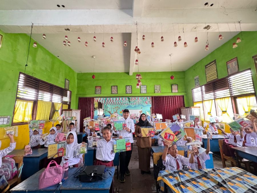 Rayakan Hardiknas, PLN Icon Plus Beri Dukungan ATK & Prasarana Kebersihan untuk SDN 112 Pekanbaru