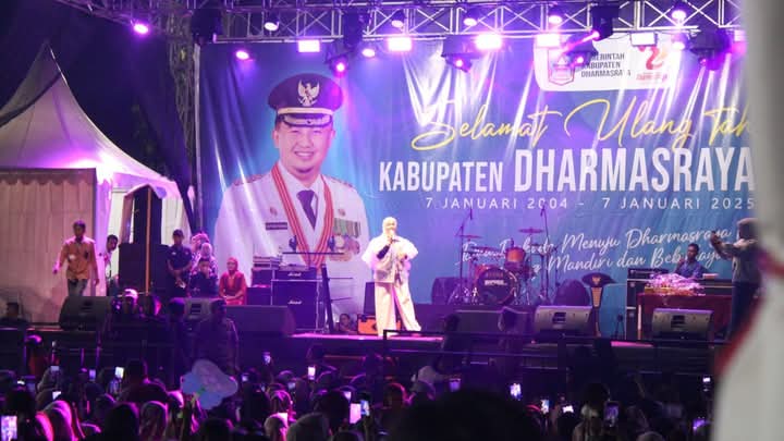 Rayola Memukau Penonton Malam Resepsi HUT Kabupaten Dharmasraya ke-21