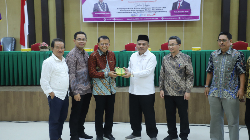 Rektor Krismadinata, Ph.D. dan Senior Eksekutif Kunjungan Kerja ke Kampus FBS UNP