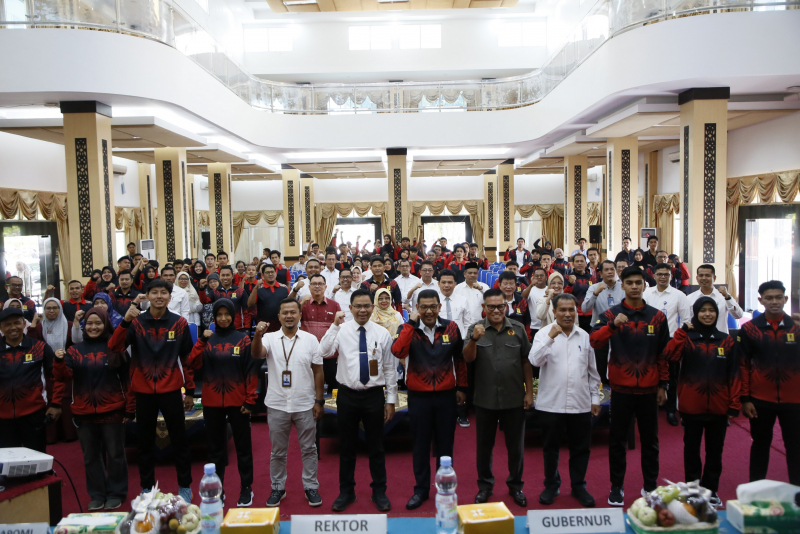 Rektor UNP Bersama Kadispora Sumbar Lepas Kontingen POMNAS XIX 2025