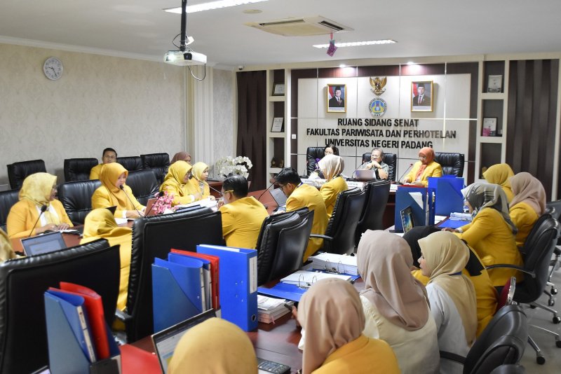 Rektor UNP Buka Asesmen Lapangan Prodi S2 Pariwisata, Asesor Apresiasi Kehadiran Jajaran Rektorat