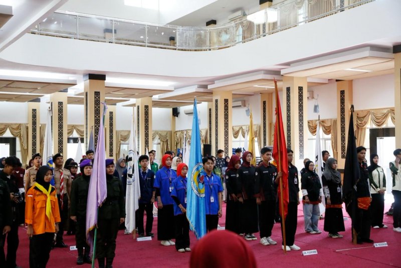 Rektor UNP Lantik 20 Pengurus UKM, Tekankan Kolaborasi Lintas Disiplin