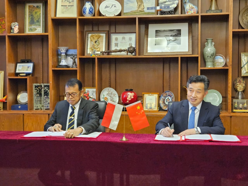 Rektor UNP Tandatangani MoA dengan Rektor TFSU Cina